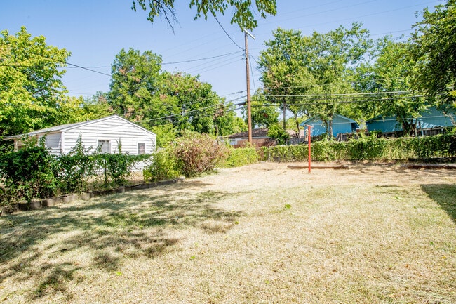 Building Photo - 3323 W Clarendon Dr