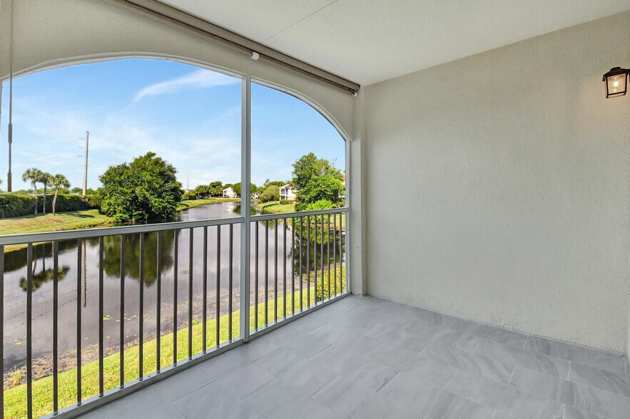 Building Photo - 815 W Boynton Beach Blvd