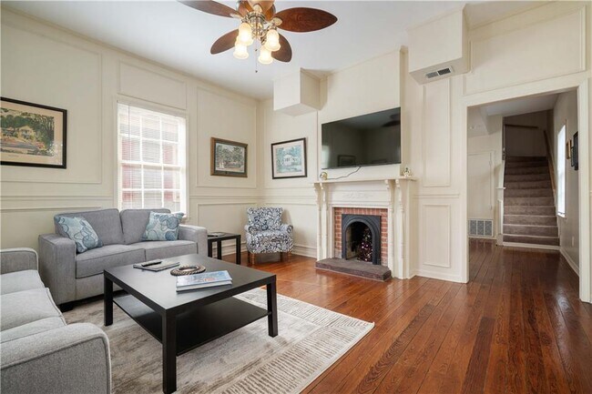 Building Photo - 158 S Cedar St