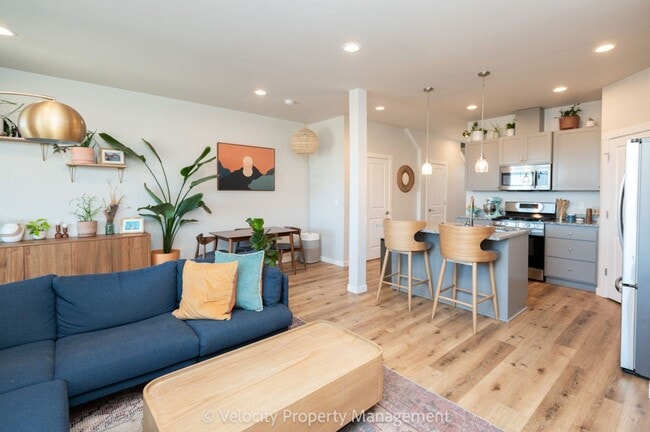 Primary Photo - Light and Bright Townhome in NW Redmond!