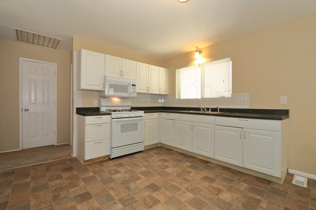 Building Photo - 2750 Mockingbird Lane