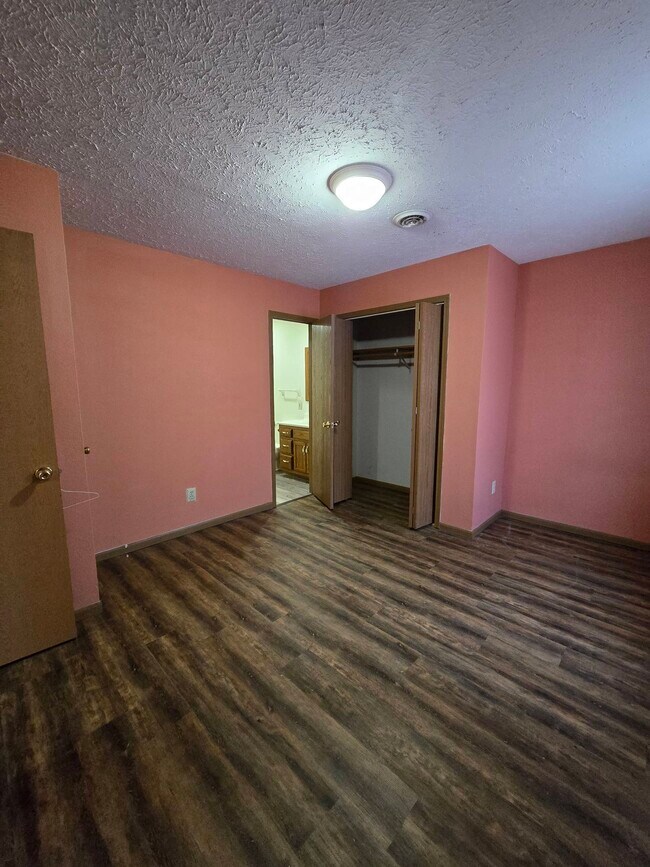 Building Photo - 115 Holly Dr