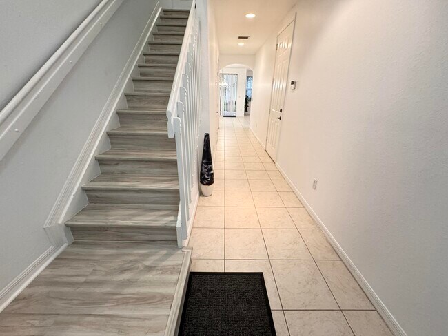 Building Photo - 1019 W Longport Cir