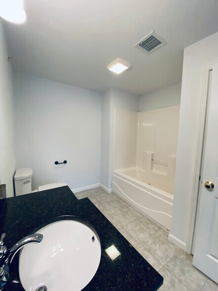 Building Photo - 1103 Hampton Way