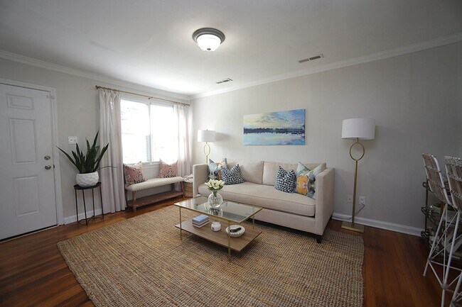 Building Photo - Two Bedroom Cottage in Five Points - Insid...