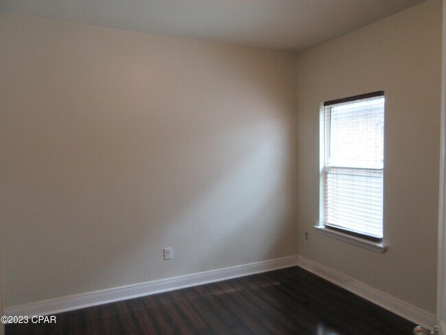 Building Photo - 105 N Shoreview Dr.