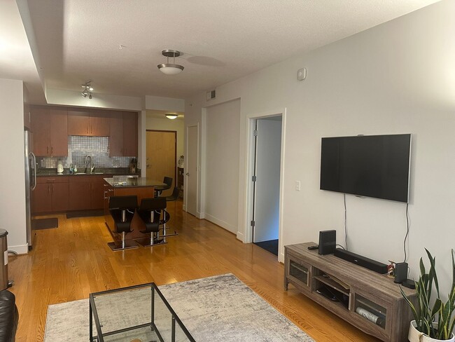 Building Photo - Modern 1 BR, 1BA Condo in Mount Vernon Squ...