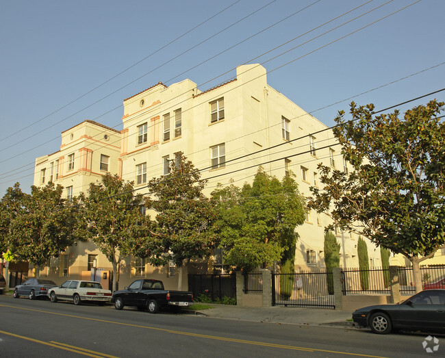 Primary Photo - Gower Street Apartments