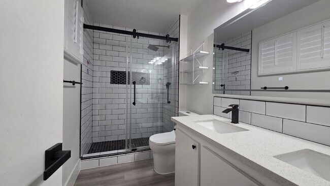 Building Photo - Beautifully remodeled pool home situated on a spacious quarter-acre lot