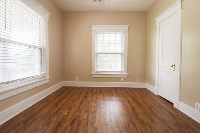 Building Photo - 3 Bed 1 Bath in beautiful location!