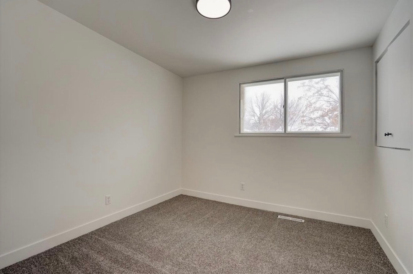 Building Photo - 455 E Mountain View Dr