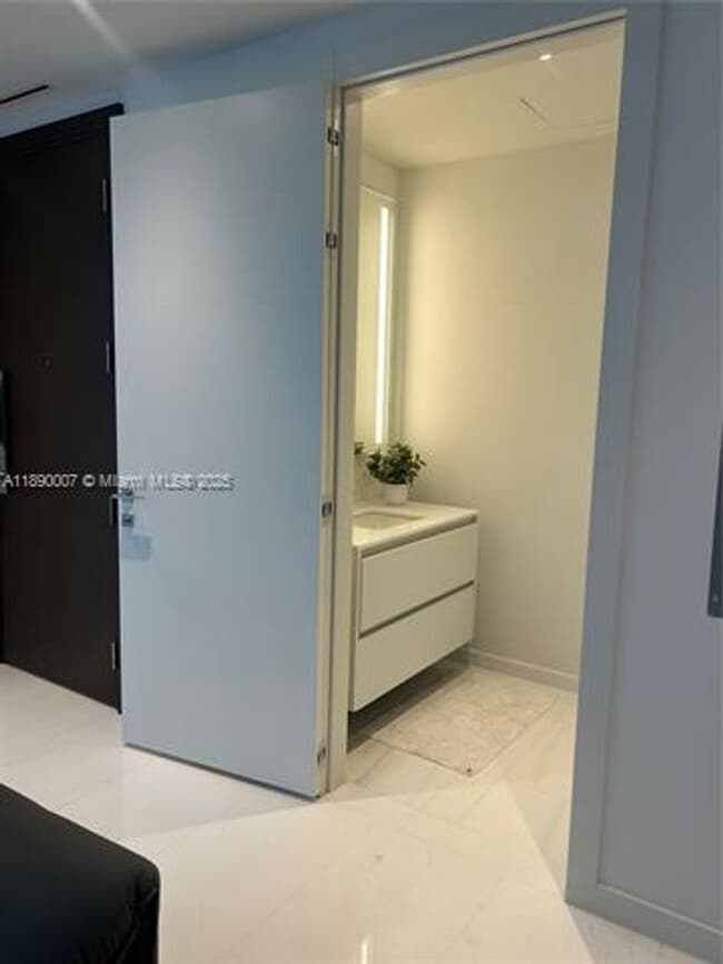 Building Photo - 300 Biscayne Blvd Way