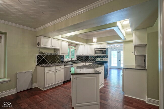 Building Photo - 858 Cedar Wood