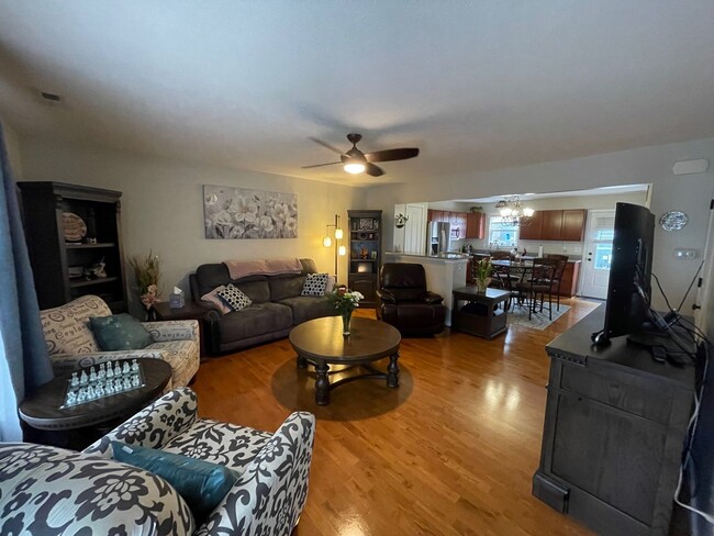 Building Photo - Stylish Townhome with 2 Suites, Hardwood F...