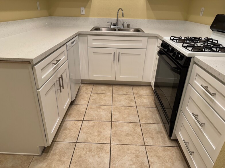 Building Photo - 8167 Vineyard Ave