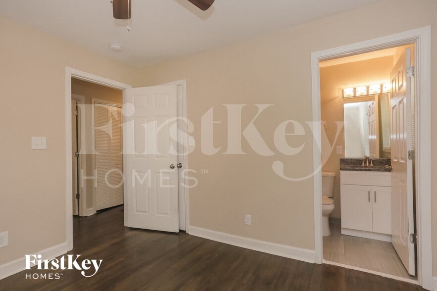 Building Photo - 1855 Shamrock Dr