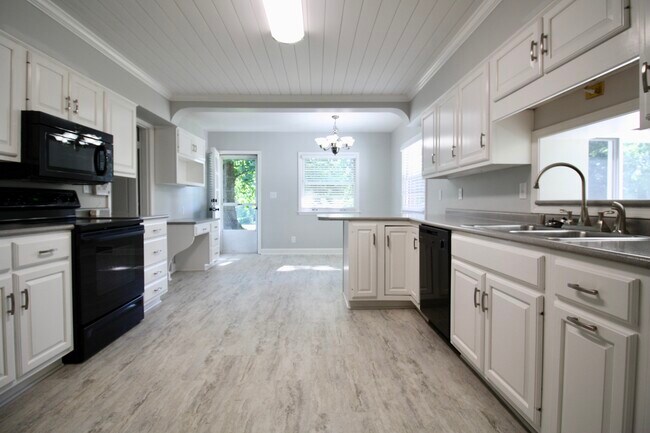 Building Photo - 203 Dorsey Way