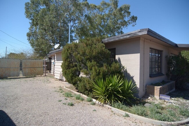Building Photo - Charming 1 Bedroom 1 Bath Duplex! Great Ce...