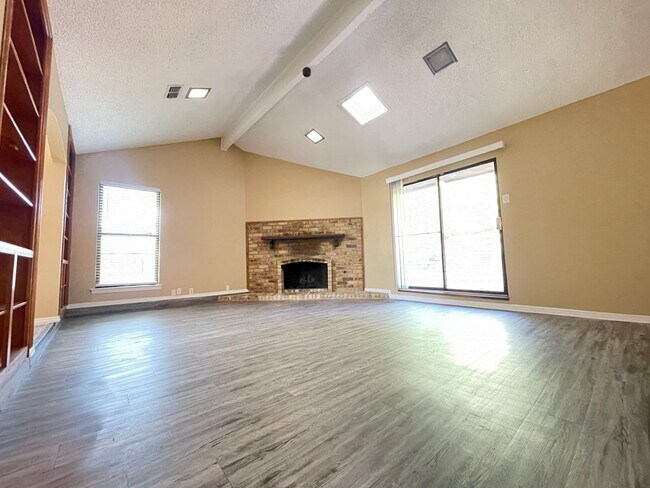Building Photo - 3 Bedroom 2 Bath and 2 Car Garage