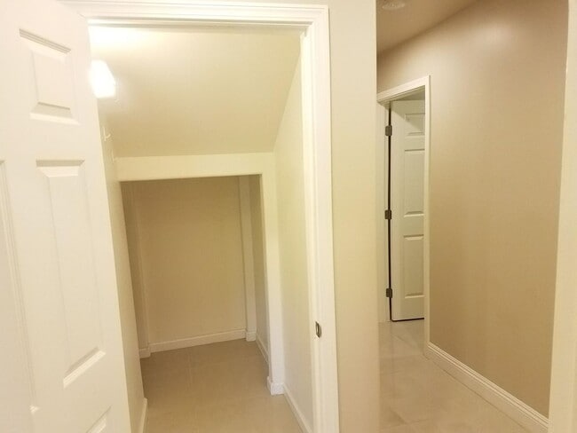 Building Photo - Pet Friendly, Ground Level, W/D, AC, Great...