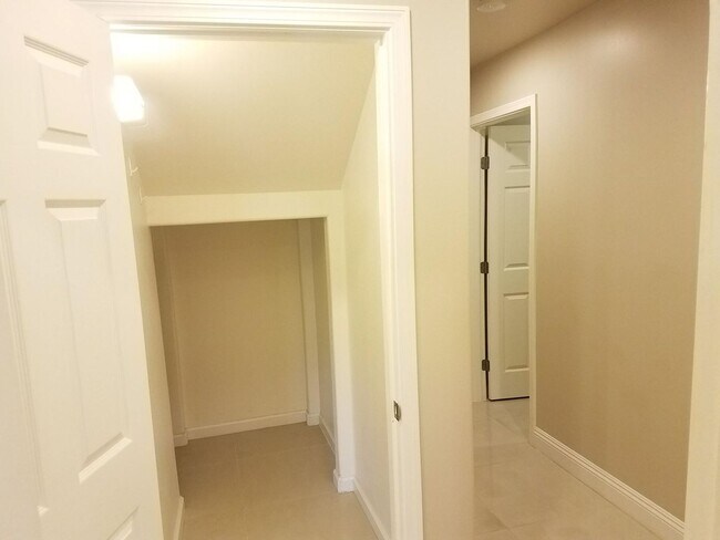 Building Photo - Pet Friendly, Ground Level, W/D, Great Location, Private fenced yard!