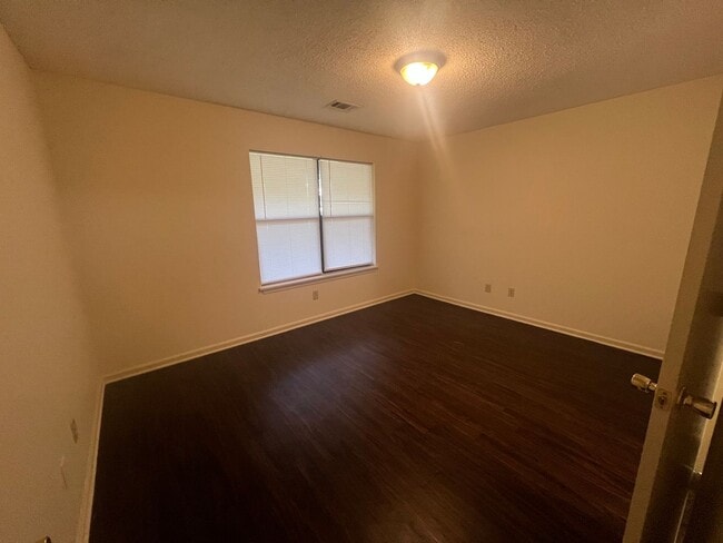 Building Photo - 2/1 Duplex in Northport