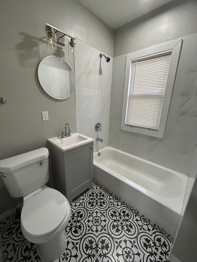 Building Photo - 2960 Kendall St