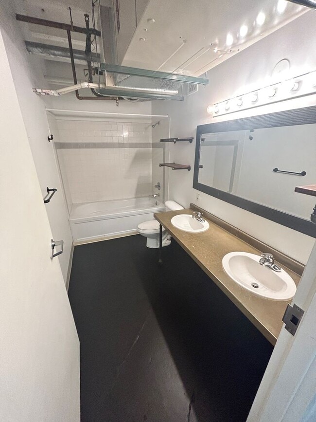 Building Photo - Updated & Spacious Studio Home