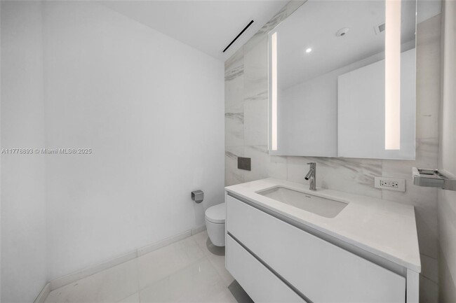 Building Photo - 300 Biscayne Blvd Way