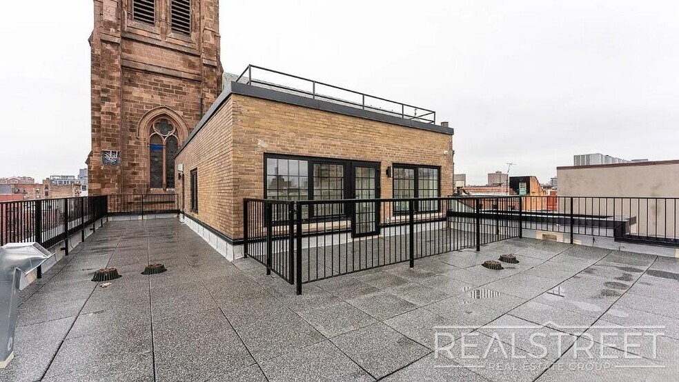 Building Photo - Montrose Avenue