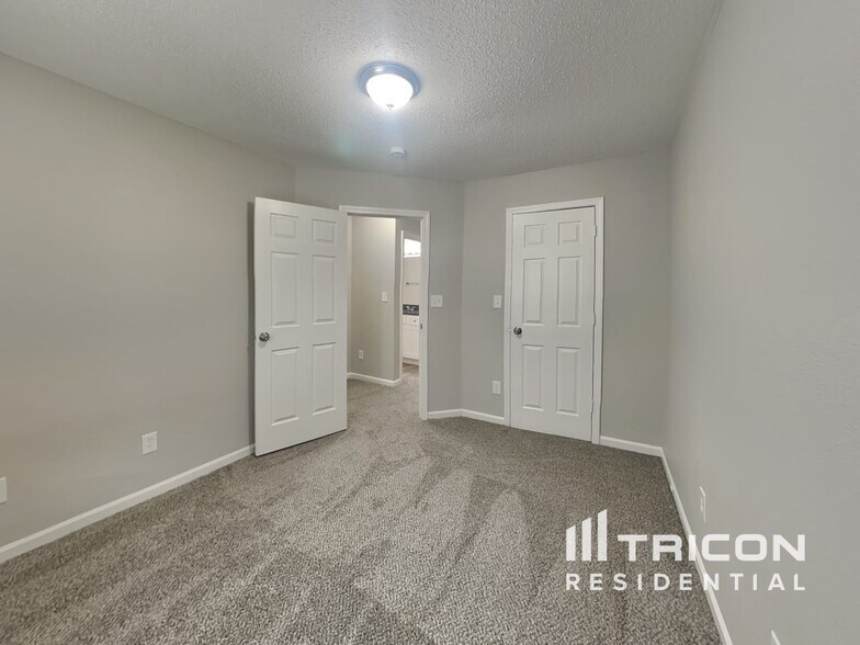 Building Photo - 8033 Lake Tree Cir