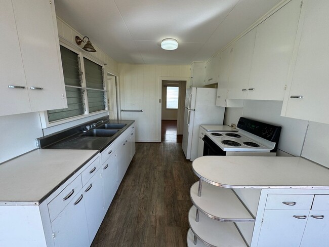 Building Photo - For Rent - 55 Mango St.