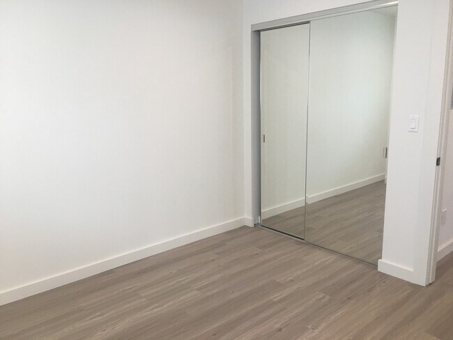 Building Photo - 1451-1451-1451-1452 Hornblend St