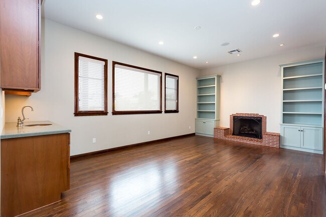 Building Photo - Loma Portal Craftsman with Views