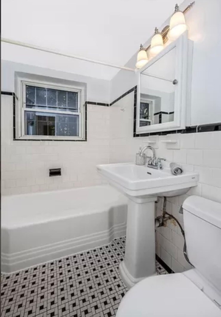 Building Photo - 7036 Strathmore St