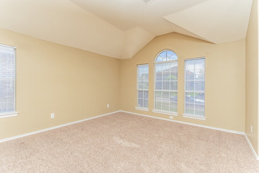 Building Photo - 1142 Hampshire Ln