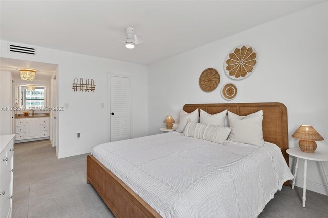 Building Photo - 2899 Collins Ave