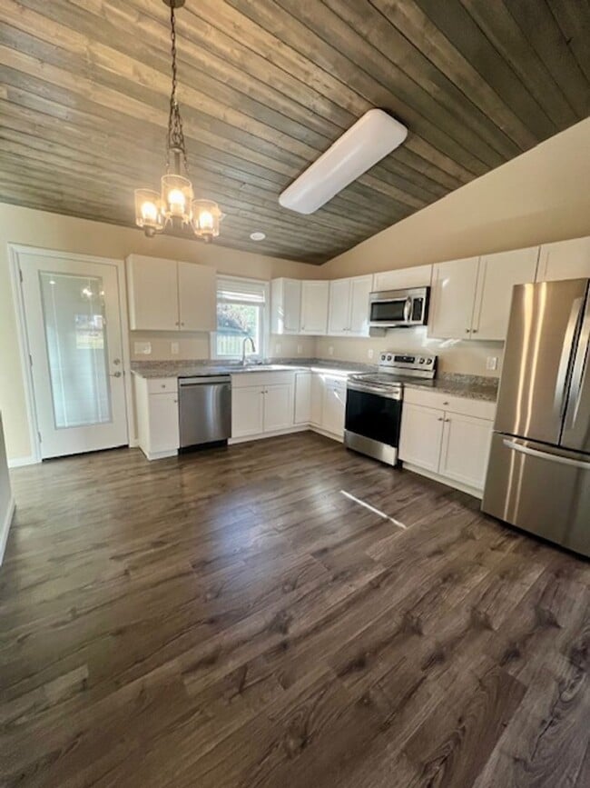 Building Photo - Black Mountain Duplex Rental-Fabulous Location!