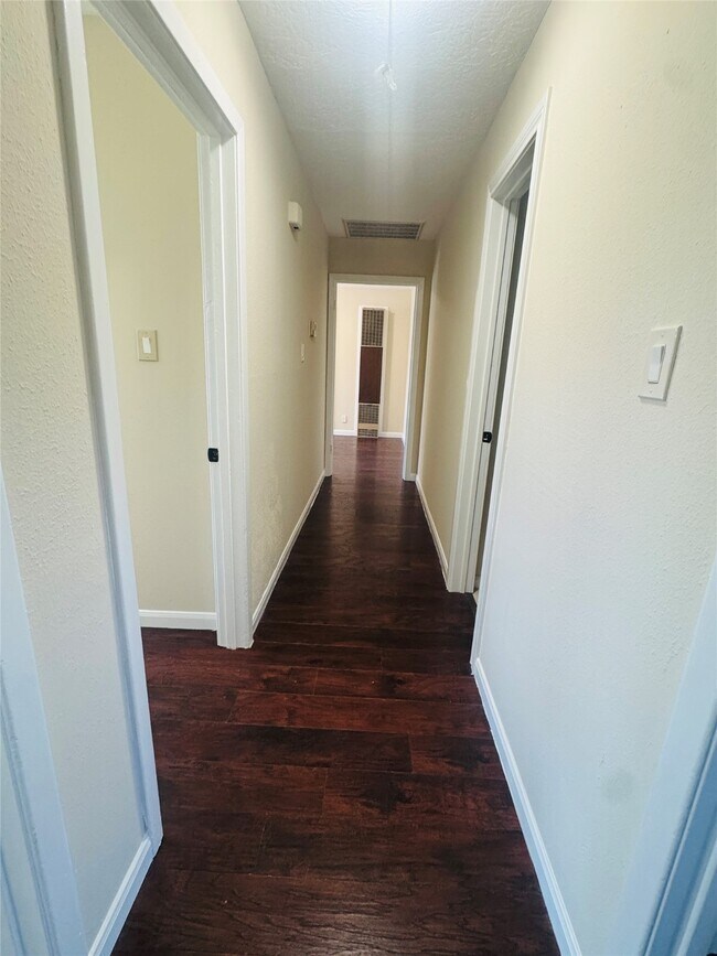 Building Photo - 605 Tovrea Rd