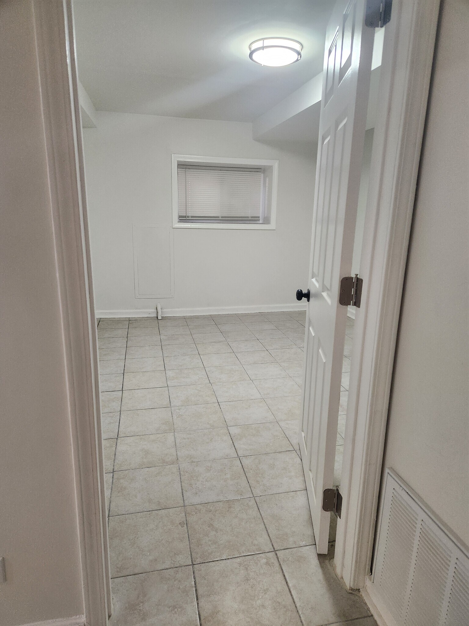 Building Photo - 4939 W Cornelia Ave