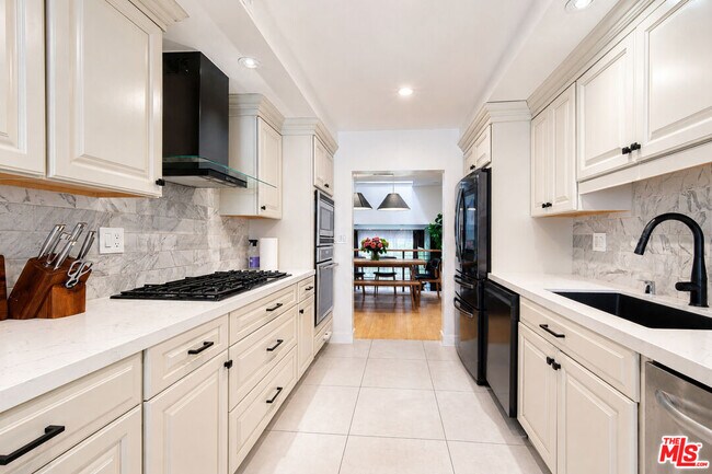 Building Photo - 4733 La Villa Marina
