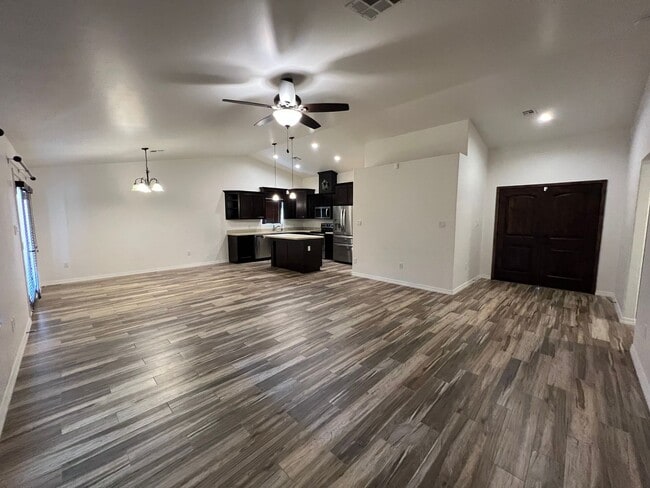 Building Photo - 4 BEDROOM POOL & SOLAR HOME