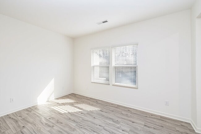 Building Photo - 121 Gaelic Dr