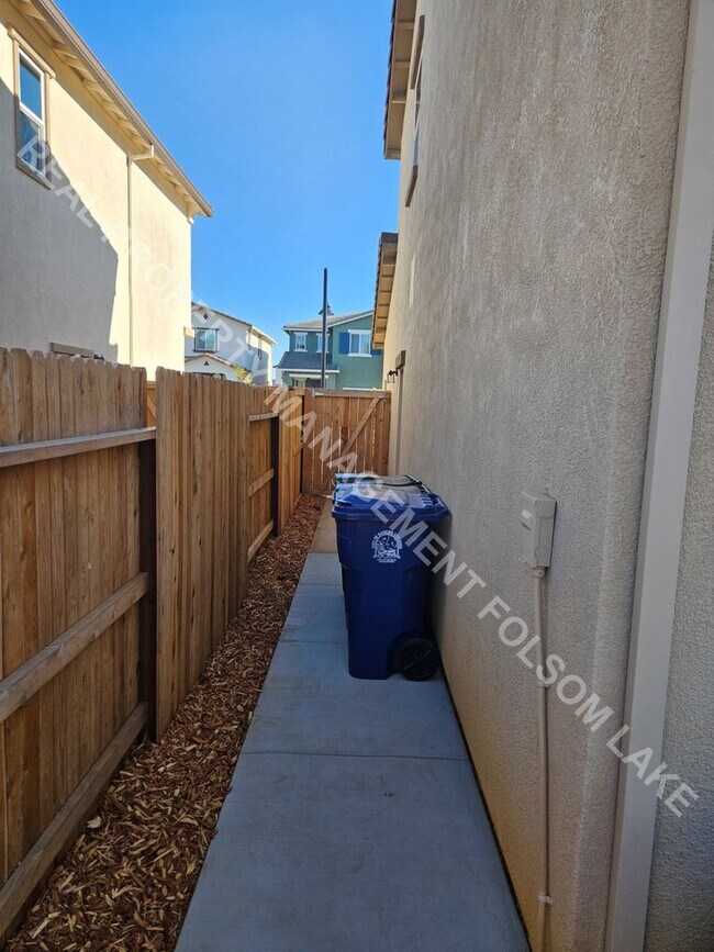 Building Photo - New 3bd 2.5ba home in the Riverblossom at ...