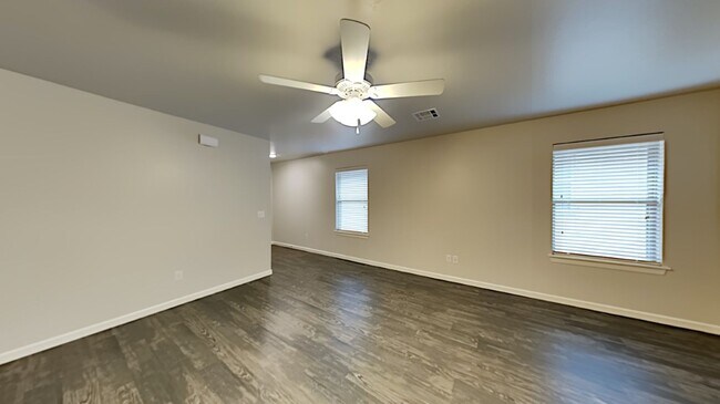 Building Photo - 2 Bedroom 2 Bathroom 2 Car Garage Duplex Close to Broadway Extension and 8 Minutes from Downtown OKC