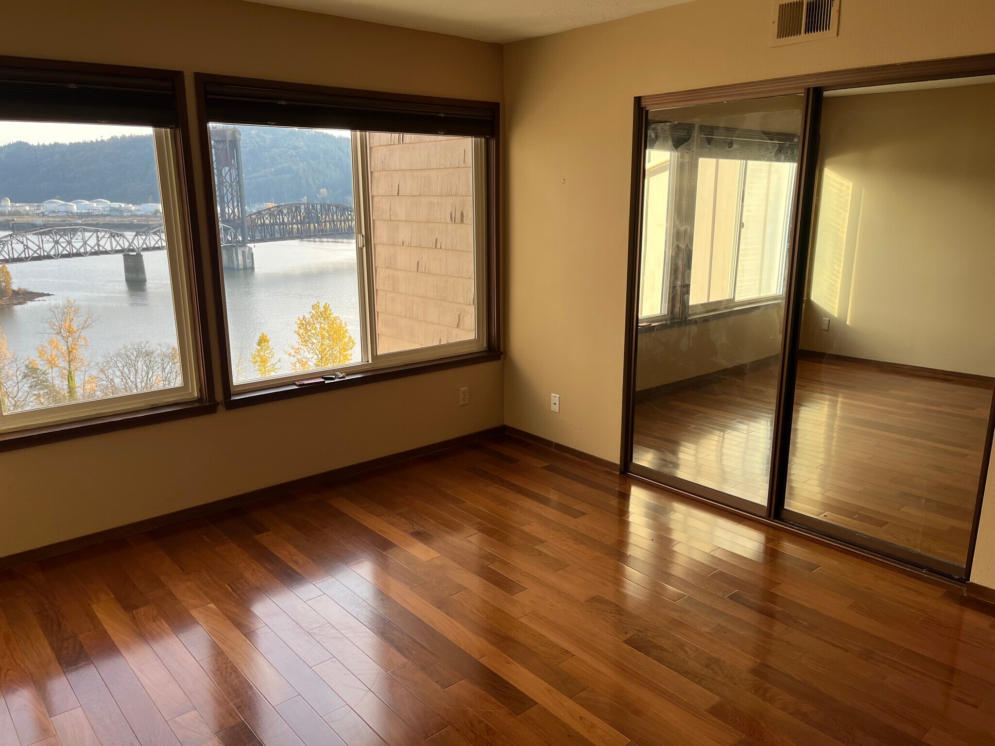 Master bedroom with mirrored closet doors - 7511 N Edgewater Ave