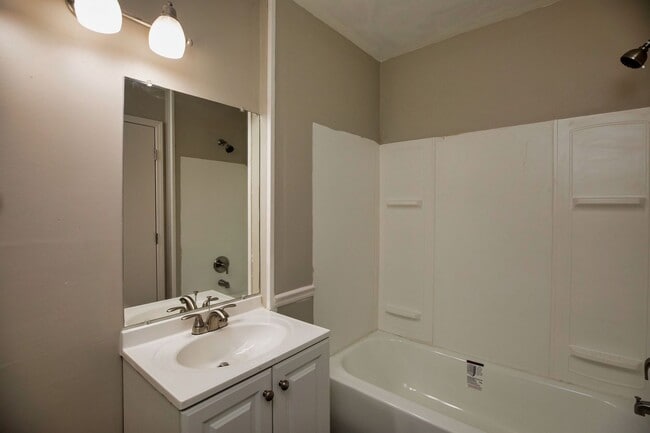 Building Photo - ** 4 Bed 2 Bath located in Ridgefield **Call 334-366-9198 to schedule a self tour