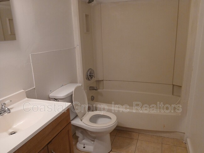 Building Photo - 861 W 48th St
