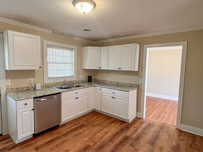 Building Photo - 14 Laurie St