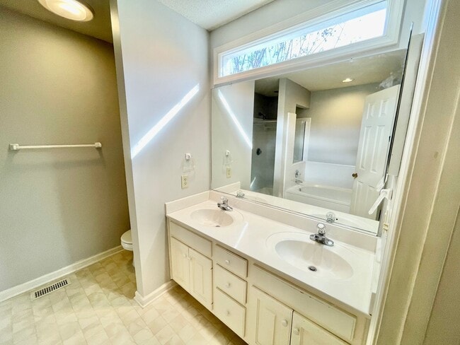 Building Photo - 3 Bed 2.5 Bath Beautiful Home Located North West Greensboro!